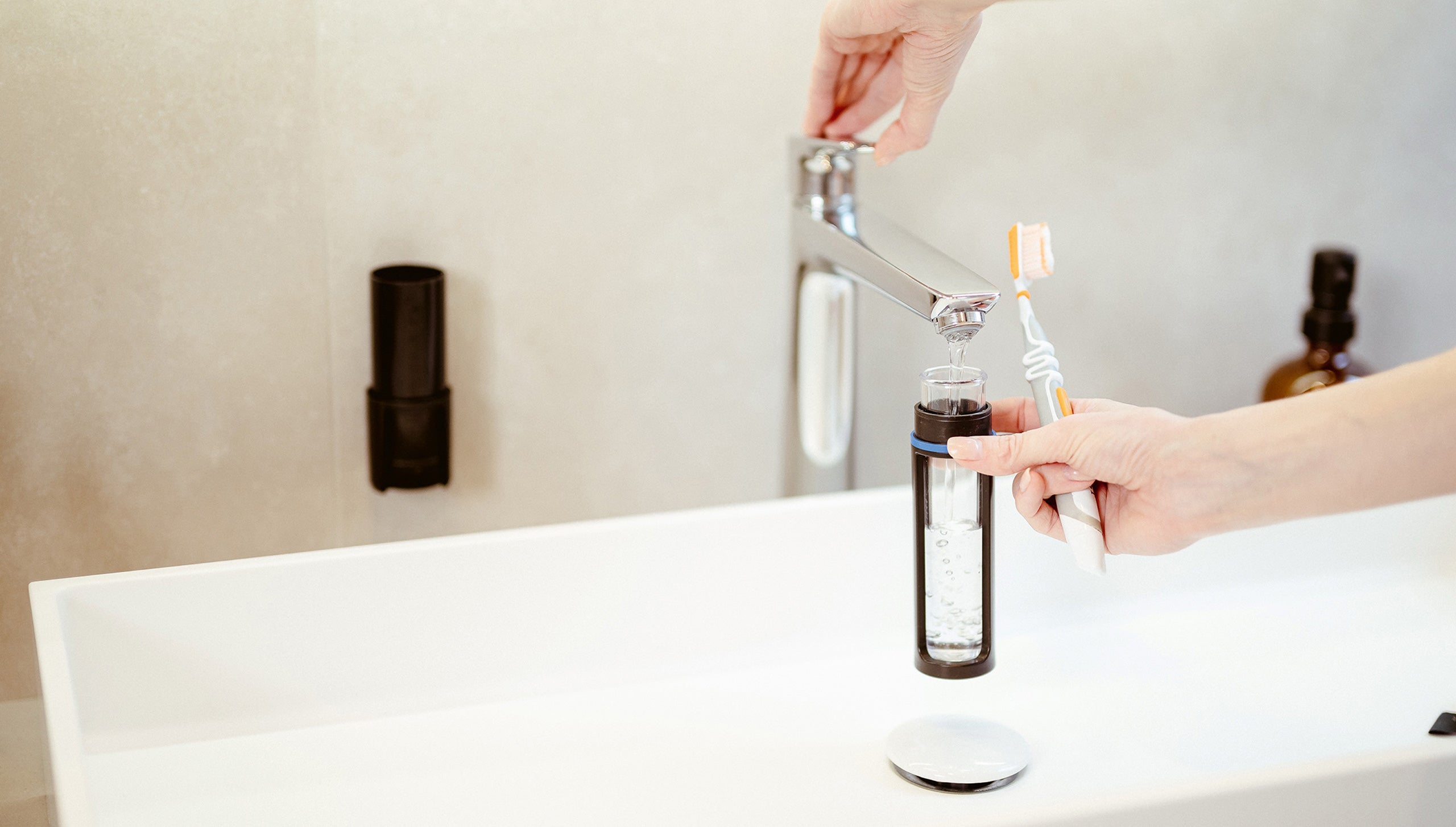 Der Mundbecher wird mit Wasser befüllt.