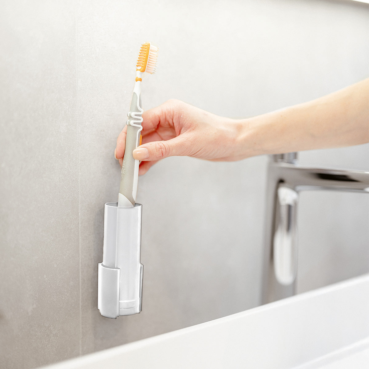 Die Zahnbürstenbox montiert an einer Wand im Badezimmer.