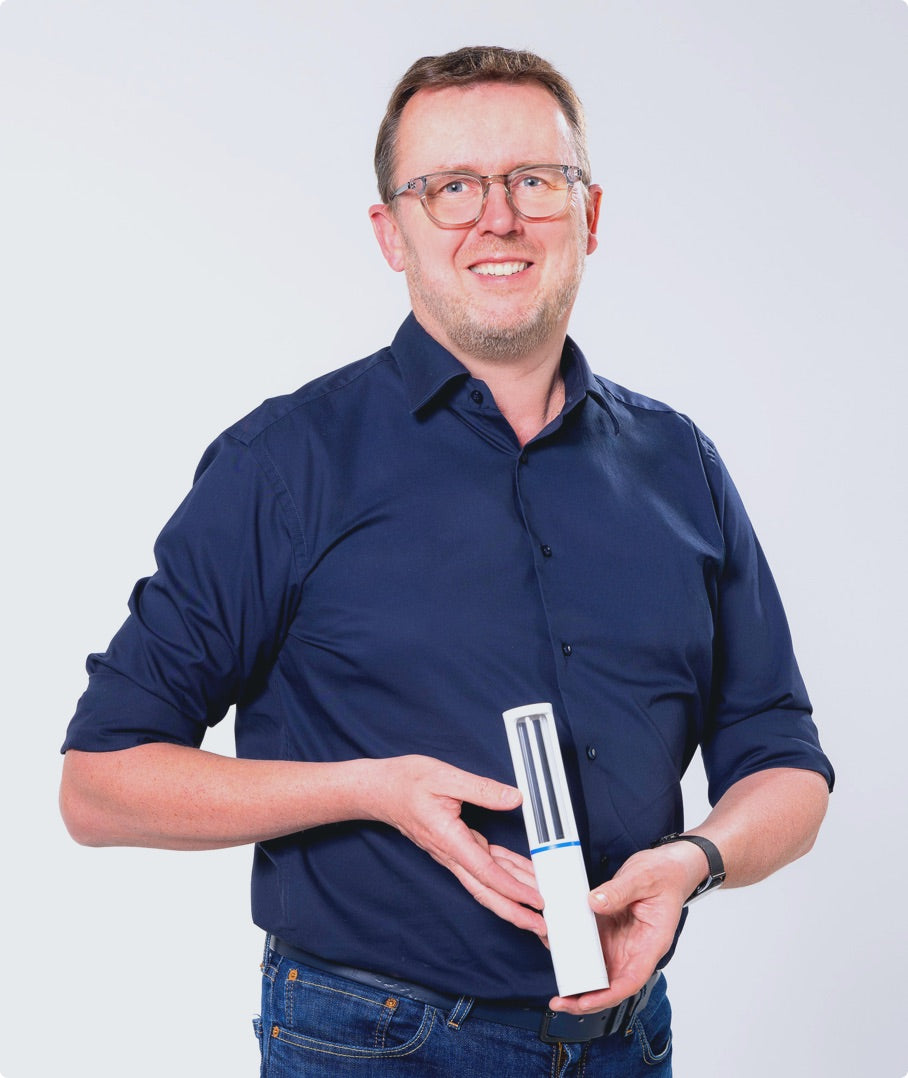Der Gründer mit seinem Produkt "Capsello".